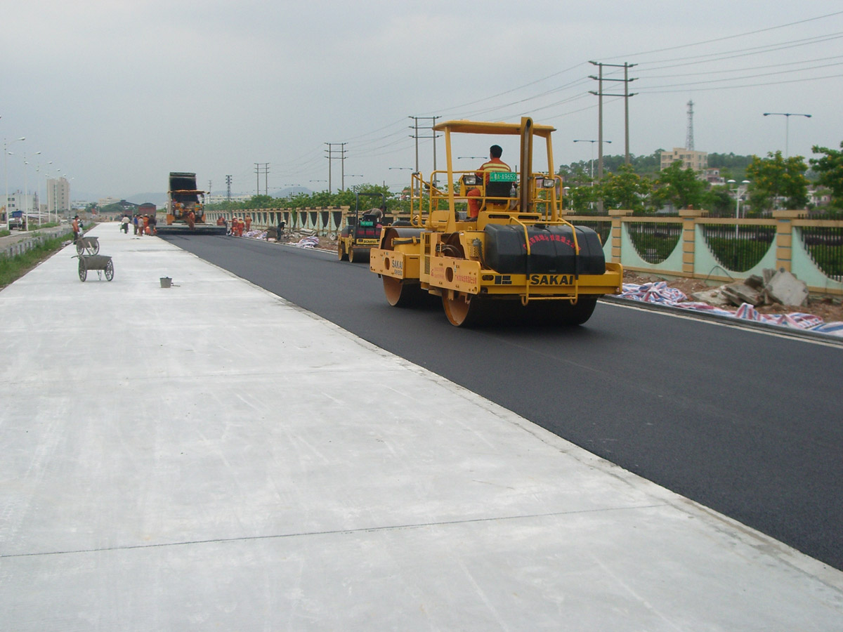花都區(qū)東風(fēng)日產(chǎn)試車(chē)跑道瀝青混凝土攤鋪